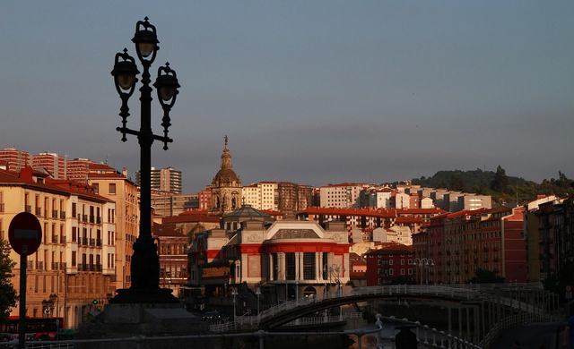 Latarnia i kamienice starego miasta o zmierzchu
