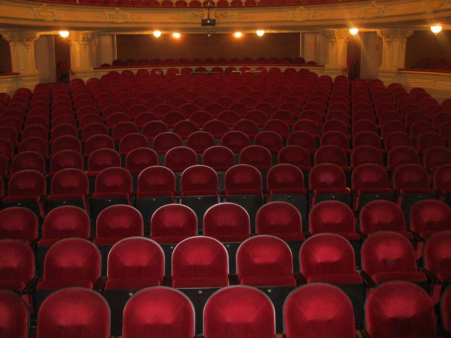 Puste czerwone fotele na widowni teatru