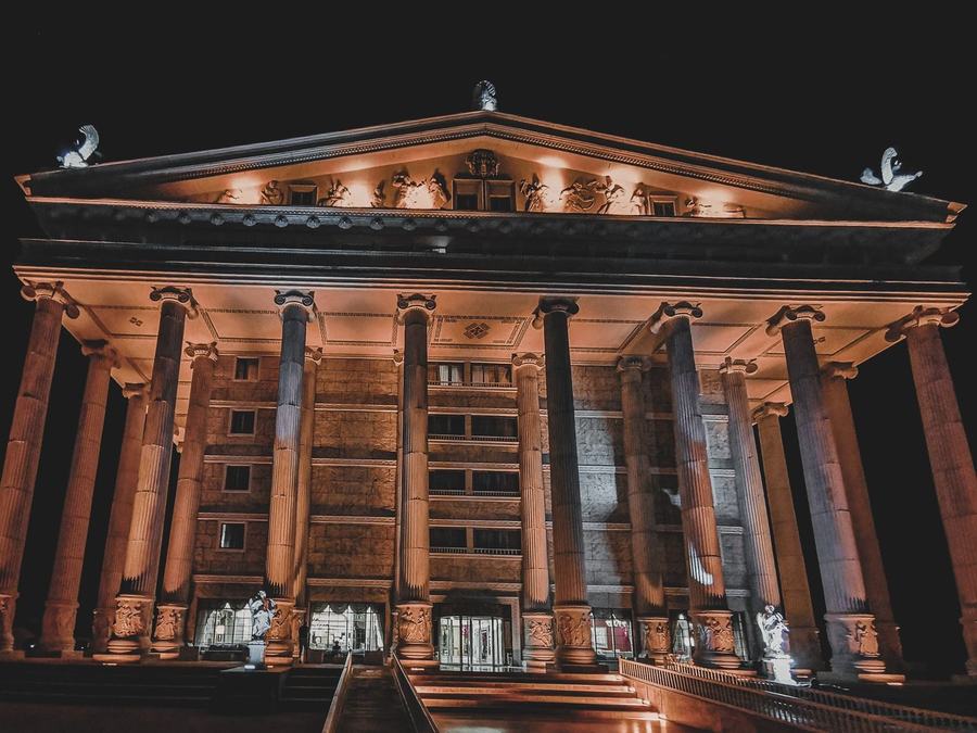 Oświetlona kolumnada gmachu muzeum nocą