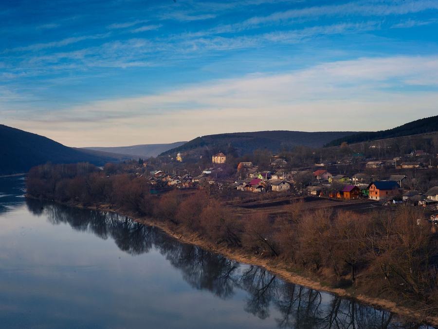 Dolina rzeki z miasteczkiem o zmierzchu