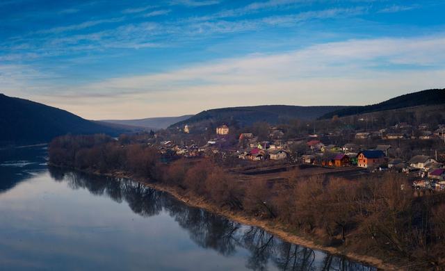 Dolina rzeki z miasteczkiem o zmierzchu