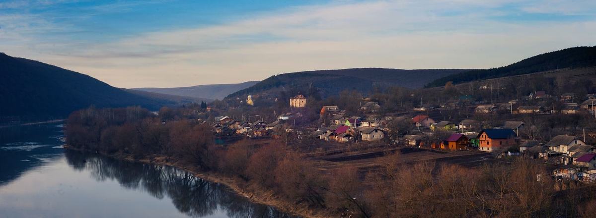 Dolina rzeki z miasteczkiem o zmierzchu
